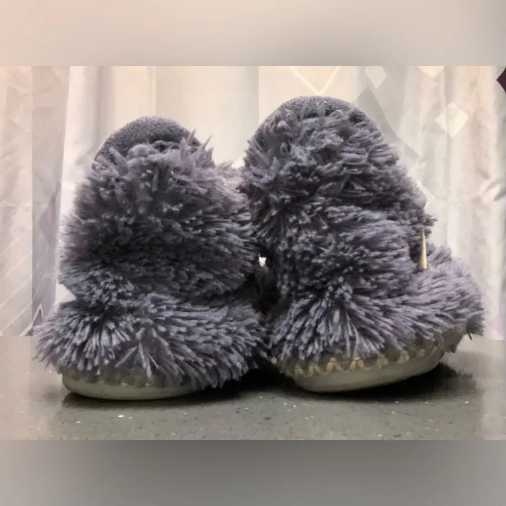 Dearfoams Girl’s Charlotte Furry Bootie Slippers with memory foam, size 9-10
